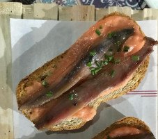 Tostadita de anchoa del Cantábrico "00" con tomate y aceite e olvera