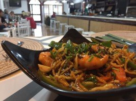 yakisoba de langostino y verduras